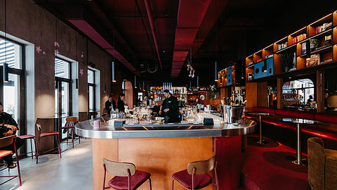 Das Super* ist eine Mischung aus Café, Bar und Brasserie. Herzstück des Lokals in der Fußgängerzone ist die Bar, die von allen Seiten zugänglich ist. Die Inneneinrichtung ist eine moderne Mischung aus Holz, Leder und Retro-Elementen. Das Super* ist eine Mischung aus Café, Bar und Brasserie. Herzstück des Lokals in der Fußgängerzone ist die Bar, die von allen Seiten zugänglich ist. Die Inneneinrichtung ist eine moderne Mischung aus Holz, Leder und Retro-Elementen.