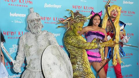 Tom Kaulitz (l.) als Soldat und Bill Kaulitz (r.) als Sailor Moon. Tom Kaulitz (l.) als Soldat und Bill Kaulitz (r.) als Sailor Moon.