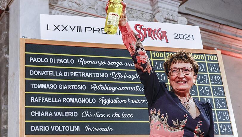 Bei der Vergabe des großen italienischen Literaturpreises, des Premio Strega: Die Gewinnerin 2024, Donatella Di Pietrantonio, mit der Trophäe - einem"Hexenlikör". Bei der Vergabe des großen italienischen Literaturpreises, des Premio Strega: Die Gewinnerin 2024, Donatella Di Pietrantonio, mit der Trophäe - einem"Hexenlikör".