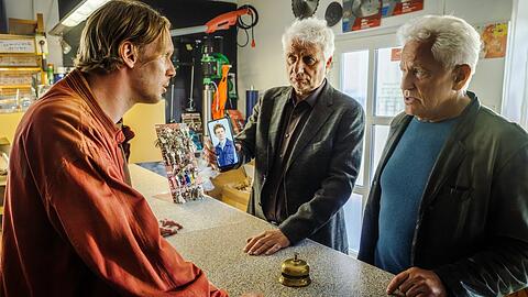 Im "Tatort: Unvergänglich Teil 1" befragen Franz Leitmayr (Udo Wachtveitl) und Ivo Batic (Miroslav Nemec, re.) Steve (Niklas Mitteregger, li.) in seinem Schlüsselservice. Im "Tatort: Unvergänglich Teil 1" befragen Franz Leitmayr (Udo Wachtveitl) und Ivo Batic (Miroslav Nemec, re.) Steve (Niklas Mitteregger, li.) in seinem Schlüsselservice.