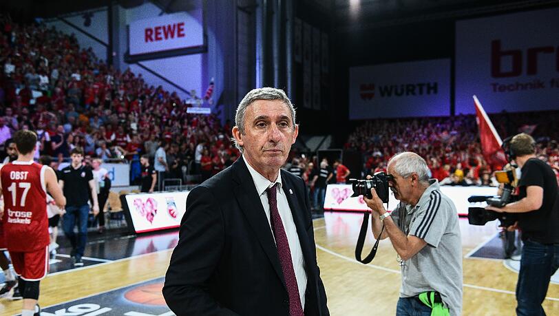 "Ich möchte auch in der kommenden Saison weiter an der Seitenlinie stehen, ich spüre noch das Feuer in mir", sagt Bayern-Coach Svetislav Pesic. "Ich möchte auch in der kommenden Saison weiter an der Seitenlinie stehen, ich spüre noch das Feuer in mir", sagt Bayern-Coach Svetislav Pesic.
