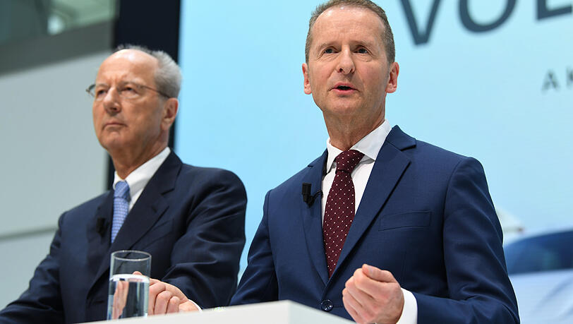 Herbert Diess (r), neuer Vorstandsvorsitzender, und Hans Dieter Pötsch, Vorsitzender des Aufsichtsrats, geben eine Pressekonferenz nach der Aufsichtsratssitzung von Volkswagen. Herbert Diess (r), neuer Vorstandsvorsitzender, und Hans Dieter Pötsch, Vorsitzender des Aufsichtsrats, geben eine Pressekonferenz nach der Aufsichtsratssitzung von Volkswagen.