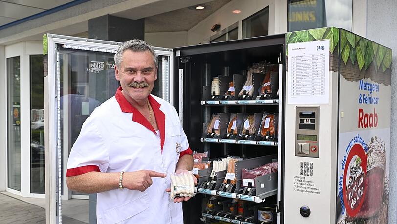 Der Obermenzinger Metzgermeister Johann Raab vor seinem „Raabomat“ mit viel Grillfleisch und Kartoffelsalat. Der Obermenzinger Metzgermeister Johann Raab vor seinem „Raabomat“ mit viel Grillfleisch und Kartoffelsalat.