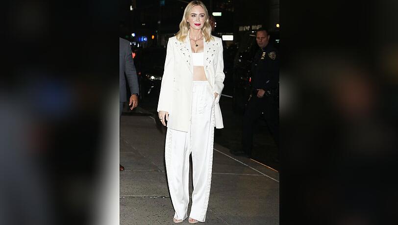 Emily Blunt im trendigen Monochrom-Look ganz in Weiß. Emily Blunt im trendigen Monochrom-Look ganz in Weiß.