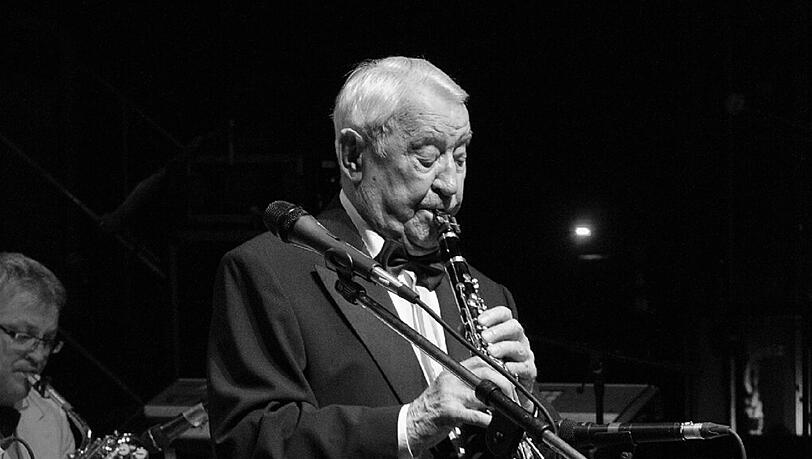 Die Münchner Swing-Legende Hugo Strasser ist im Alter von 93 Jahren gestorben. Die Münchner Swing-Legende Hugo Strasser ist im Alter von 93 Jahren gestorben.