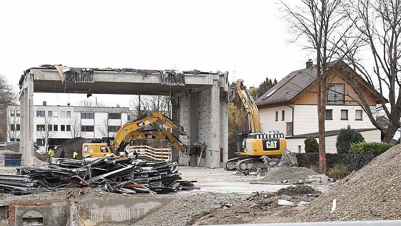 Die instabile Mauer wurde zunächst mit Baggern stabilisiert. Die instabile Mauer wurde zunächst mit Baggern stabilisiert.