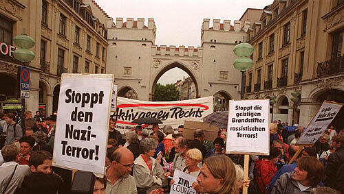 Auch im Herbst 2009 sind tausende Demonstranten mit Plakaten gegen die Neonazis auf die Straße gegangen. Hier stehen die Teilnehmer am Stauchs Auch im Herbst 2009 sind tausende Demonstranten mit Plakaten gegen die Neonazis auf die Straße gegangen. Hier stehen die Teilnehmer am Stauchs