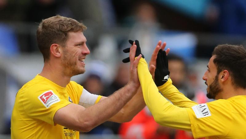 Bielefelds Fabian Klos (l) erzielte gegen Darmstadt seine Saisontore elf und zwölf. Bielefelds Fabian Klos (l) erzielte gegen Darmstadt seine Saisontore elf und zwölf.