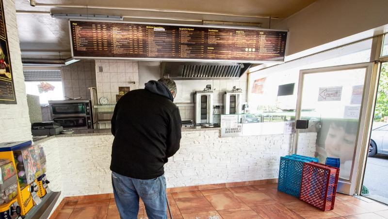 Der Inhaber eines Döner-Imbiss fegt in seinem Geschäft in Walkraiburg Scherben zusammen. Foto: Matthias Balk/dpa/Archivbild Der Inhaber eines Döner-Imbiss fegt in seinem Geschäft in Walkraiburg Scherben zusammen. Foto: Matthias Balk/dpa/Archivbild
