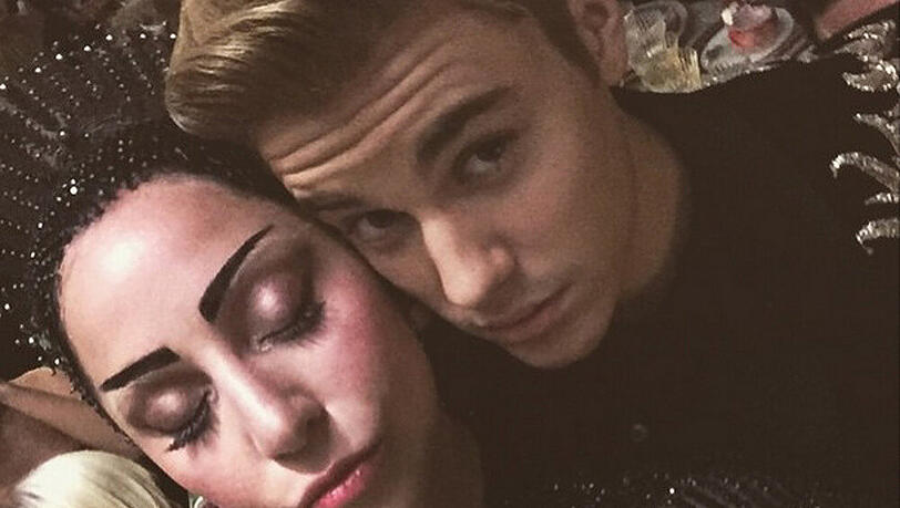Rüpel-Sänger Justin Bieber (21) kümmert sich auch nicht besonders um Regeln. "Me and the queen", schrieb er zu seinem Bild, auf dem er mit Lady Gaga (29) kuschelt. Rüpel-Sänger Justin Bieber (21) kümmert sich auch nicht besonders um Regeln. "Me and the queen", schrieb er zu seinem Bild, auf dem er mit Lady Gaga (29) kuschelt.