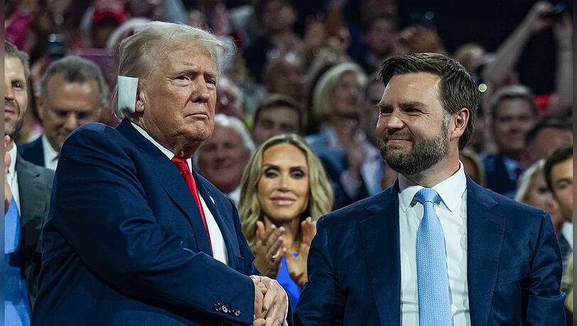J. D. Vance (r.) mit Donald Trump auf dem Parteitag der Republikaner, bei dem er zum Vizepräsidentschaftskandidaten gekürt wurde. J. D. Vance (r.) mit Donald Trump auf dem Parteitag der Republikaner, bei dem er zum Vizepräsidentschaftskandidaten gekürt wurde.
