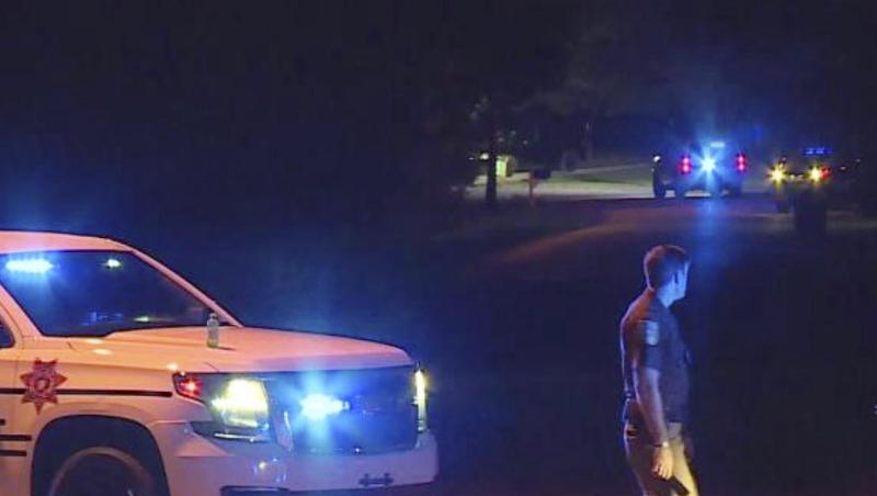 Polizeibeamte versperren in Elkmont, Alabama, den Zugang zu einer Straße. Polizeibeamte versperren in Elkmont, Alabama, den Zugang zu einer Straße.