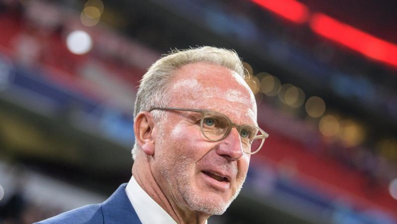 Karl-Heinz Rummenigge steht vor Spielbeginn am Spielfeldrand. Foto: Matthias Balk/dpa Karl-Heinz Rummenigge steht vor Spielbeginn am Spielfeldrand. Foto: Matthias Balk/dpa