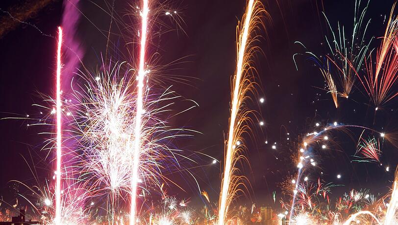 "Mit Knalleffekten verbunden": ein Feuerwerk. "Mit Knalleffekten verbunden": ein Feuerwerk.