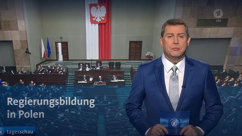 "Tagesschau"-Sprecher Jens Riewa ist beim Verlesen der Nachrichten ins Straucheln gekommen. "Tagesschau"-Sprecher Jens Riewa ist beim Verlesen der Nachrichten ins Straucheln gekommen.