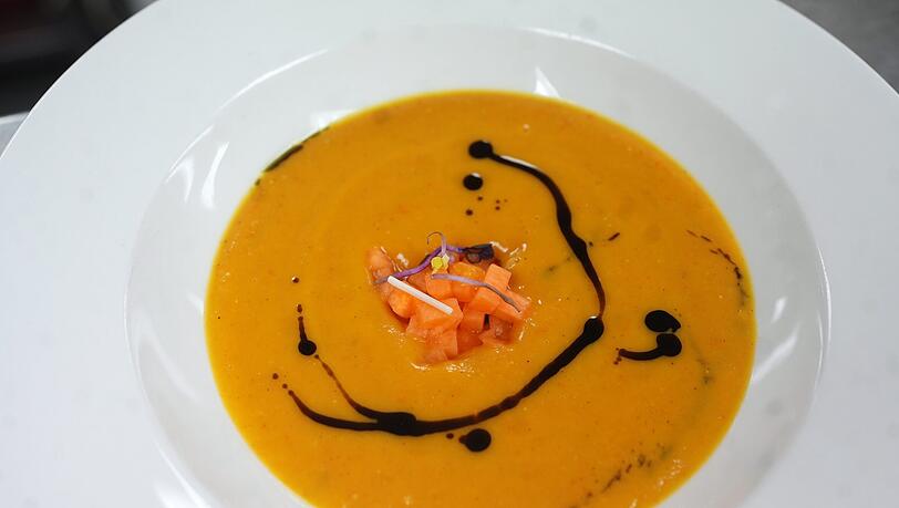 Zweiter Gang: Kürbiscrèmesuppe Zweiter Gang: Kürbiscrèmesuppe