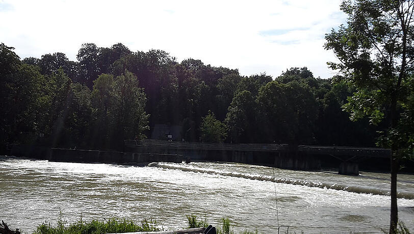 Die Isar führt derzeit viel Wasser. Da ist Schlauchbootfahren gefährlich. Die Isar führt derzeit viel Wasser. Da ist Schlauchbootfahren gefährlich.