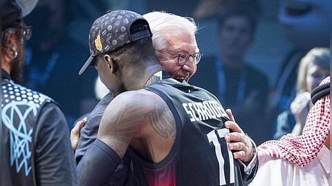 Jubel in Riga: Nach dem Basketball-EM-Finale umarmt Bundespräsident Frank-Walter Steinmeier Dennis Schröder. Jubel in Riga: Nach dem Basketball-EM-Finale umarmt Bundespräsident Frank-Walter Steinmeier Dennis Schröder.