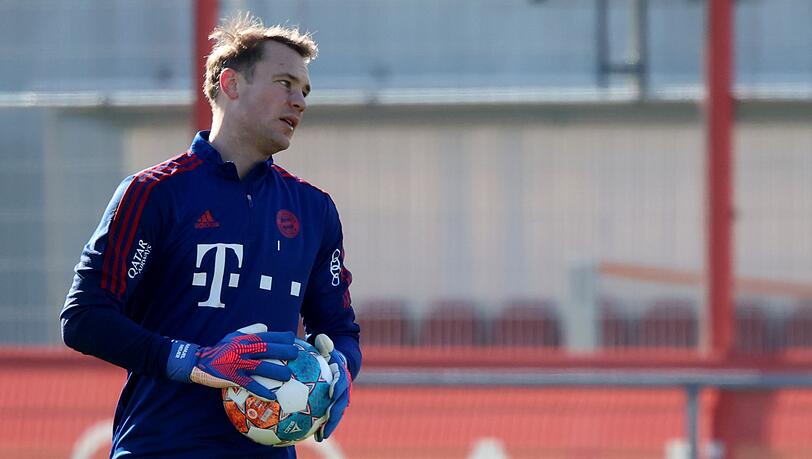 Torhüter Manuel Neuer hält einen Ball in den Händen. Torhüter Manuel Neuer hält einen Ball in den Händen.