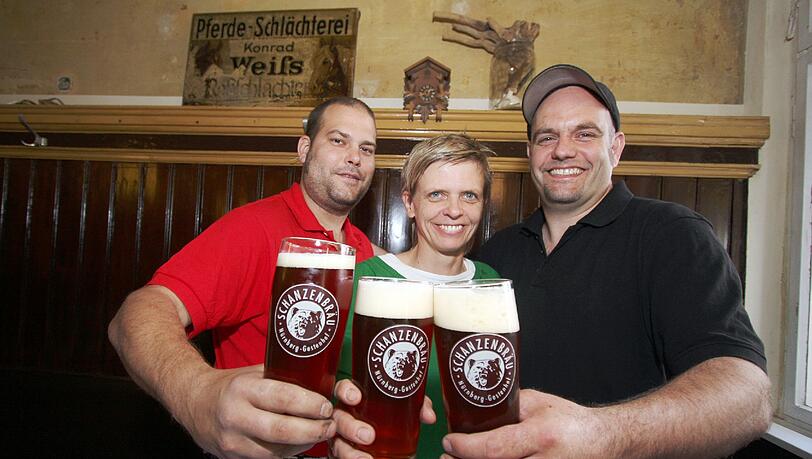 Die Wirtsleute der "Schanzenbräu Schankwirtschaft": Sebastian Köhler (li.), Heike Stahl und Stefan Stretz. Die Wirtsleute der "Schanzenbräu Schankwirtschaft": Sebastian Köhler (li.), Heike Stahl und Stefan Stretz.