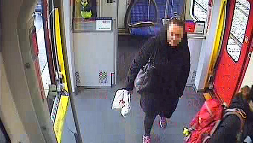 Das Fahndungsbild aus der S-Bahn: Wer kennt die Frau, die am 5. Oktober ätzende Lauge in einer S4 Richtung Ebersberg verschüttet hat. Das Fahndungsbild aus der S-Bahn: Wer kennt die Frau, die am 5. Oktober ätzende Lauge in einer S4 Richtung Ebersberg verschüttet hat.