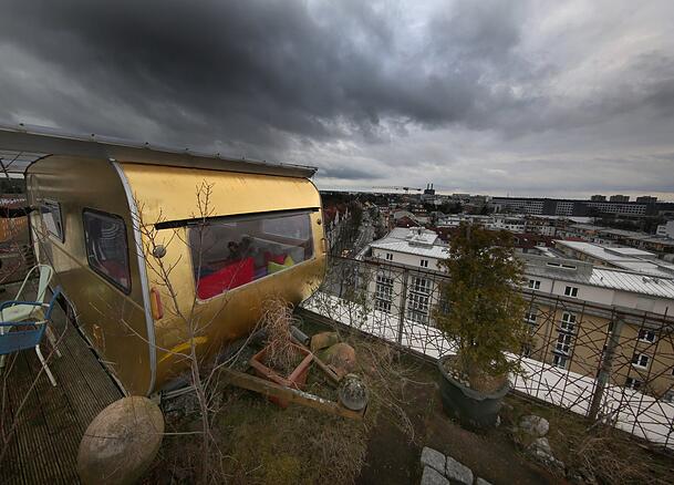 Auf dem Dach steht auch ein vergoldeter Wohnwagen. Eine Ersatzfläche für Flatz' Skulpturengarten gibt es bislang nicht. Auf dem Dach steht auch ein vergoldeter Wohnwagen. Eine Ersatzfläche für Flatz' Skulpturengarten gibt es bislang nicht.