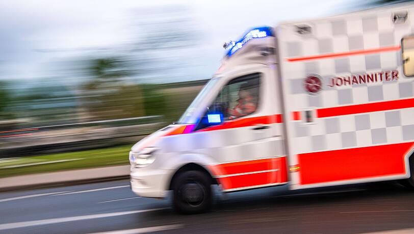 Ein Rettungswagen auf Einsatzfahrt. Ein Rettungswagen auf Einsatzfahrt.