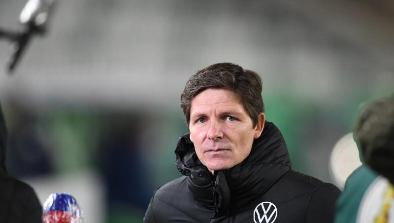 Wolfsburgs Trainer Oliver Glasner steht am Mikrofon. Wolfsburgs Trainer Oliver Glasner steht am Mikrofon.