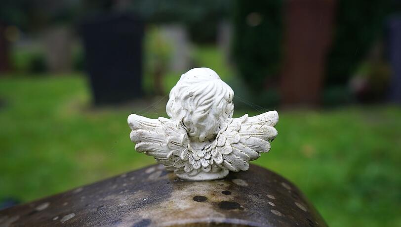 Die Frau ist auf einem städtischen Friedhof gestürzt und hat sich eine komplizierte Fuß-Verletzung zugezogen. (Symbolbild) Die Frau ist auf einem städtischen Friedhof gestürzt und hat sich eine komplizierte Fuß-Verletzung zugezogen. (Symbolbild)