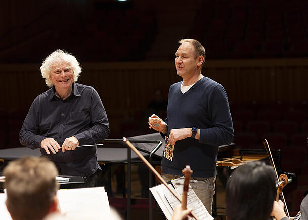 Simon Rattle mit Nikolaus Pont, dem Manager des BR-Symphonieorchesters. Simon Rattle mit Nikolaus Pont, dem Manager des BR-Symphonieorchesters.