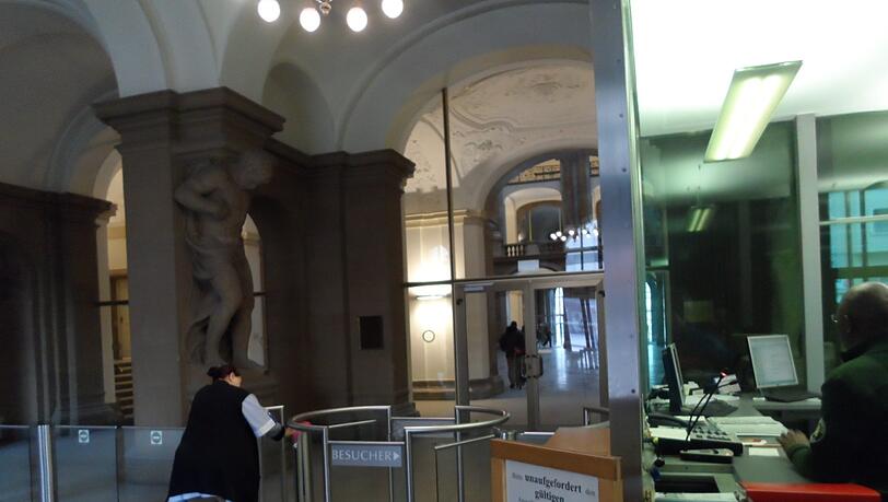 Die Eingangshalle des Justizpalasts an der Prielmayerstraße: Beim Pförtner erkundigte sich der 58-Jährige nach einem Richter. Dann zog der die Waffe. Rudolf Huber Die Eingangshalle des Justizpalasts an der Prielmayerstraße: Beim Pförtner erkundigte sich der 58-Jährige nach einem Richter. Dann zog der die Waffe. Rudolf Huber