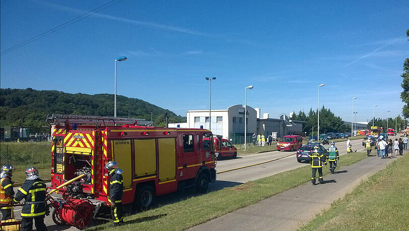 Terror-Anschlag bei Lyon: Ein offenbar islamistischer Täter hat eine Person enthauptet und mehrere Explosionen ausgelöst. Terror-Anschlag bei Lyon: Ein offenbar islamistischer Täter hat eine Person enthauptet und mehrere Explosionen ausgelöst.