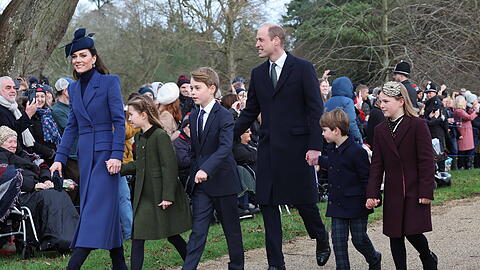 Kate fällt mit ihrer Optik in Königsblau sofort auf – und übersticht die anderen Royals Kate fällt mit ihrer Optik in Königsblau sofort auf – und übersticht die anderen Royals