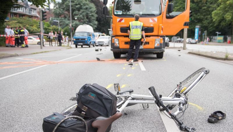 Ein Fahrrad liegt nach einem Verkehrsunfall auf der Straße. Ein Fahrrad liegt nach einem Verkehrsunfall auf der Straße.