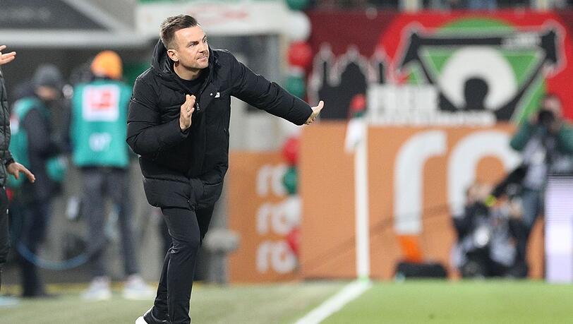Enrico Maassen, Trainer vom FC Augsburg, gibt Anweisungen vom Spielfeldrand. Enrico Maassen, Trainer vom FC Augsburg, gibt Anweisungen vom Spielfeldrand.