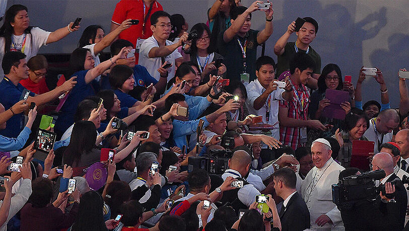 Papst Franziskus wird bei seinem Besuch auf den Philippinen von den Menschen umjubelt. Papst Franziskus wird bei seinem Besuch auf den Philippinen von den Menschen umjubelt.