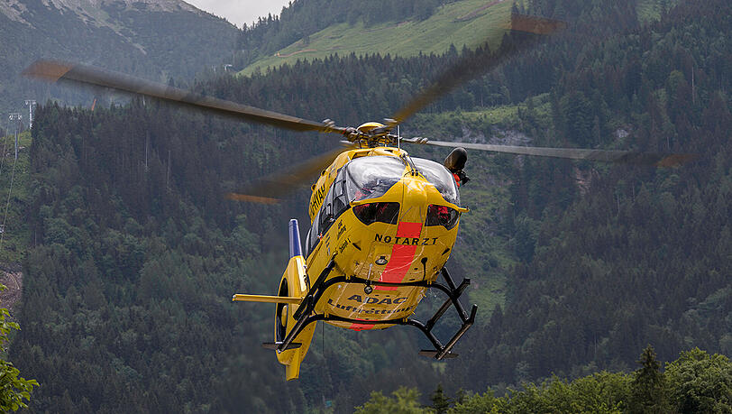 Nachdem die Frau ins Tal geflogen worden war, brachte sie ein Rettungswagen in eine Klinik. Nachdem die Frau ins Tal geflogen worden war, brachte sie ein Rettungswagen in eine Klinik.