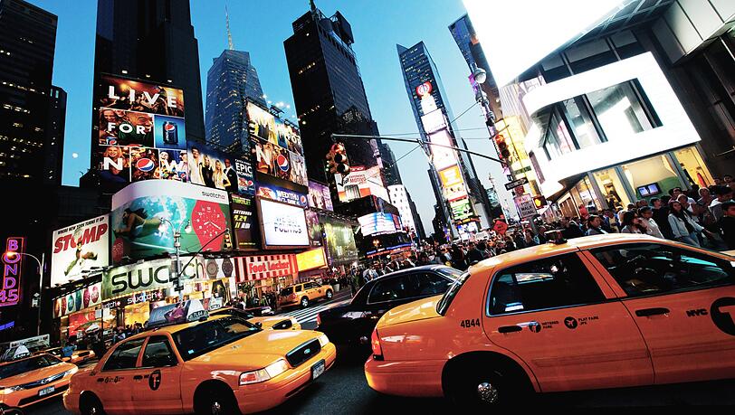 Auch die Reklame gehört zu den „bedeutsamen Belanglosigkeiten“ der Stadt. Oft stört sie, am New Yorker Times Square gehört sie dazu. Auch die Reklame gehört zu den „bedeutsamen Belanglosigkeiten“ der Stadt. Oft stört sie, am New Yorker Times Square gehört sie dazu.