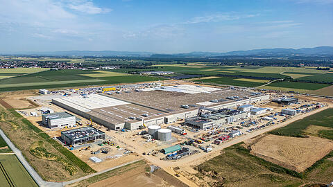 Das Montagewerk für Hochvoltbatterien der BMW Group (Luftaufnahme mit Drohne). Der neue Standort Irlbach-Straßkirchen soll für die Produktion der künftigen Fahrzeuggeneration eine zentrale Rolle einnehmen. Von hier aus sollen alle bayerischen und deutschen Automobilwerke mit Hochvoltbatterien beliefert werden. Das Montagewerk für Hochvoltbatterien der BMW Group (Luftaufnahme mit Drohne). Der neue Standort Irlbach-Straßkirchen soll für die Produktion der künftigen Fahrzeuggeneration eine zentrale Rolle einnehmen. Von hier aus sollen alle bayerischen und deutschen Automobilwerke mit Hochvoltbatterien beliefert werden.