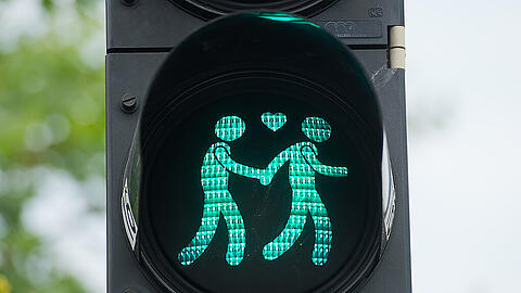 Die Grünen fordern, dass auch beim diesjährigen CSD wieder schwule und lesbische Ampelpärchen zum Einsatz kommen. Die Grünen fordern, dass auch beim diesjährigen CSD wieder schwule und lesbische Ampelpärchen zum Einsatz kommen.