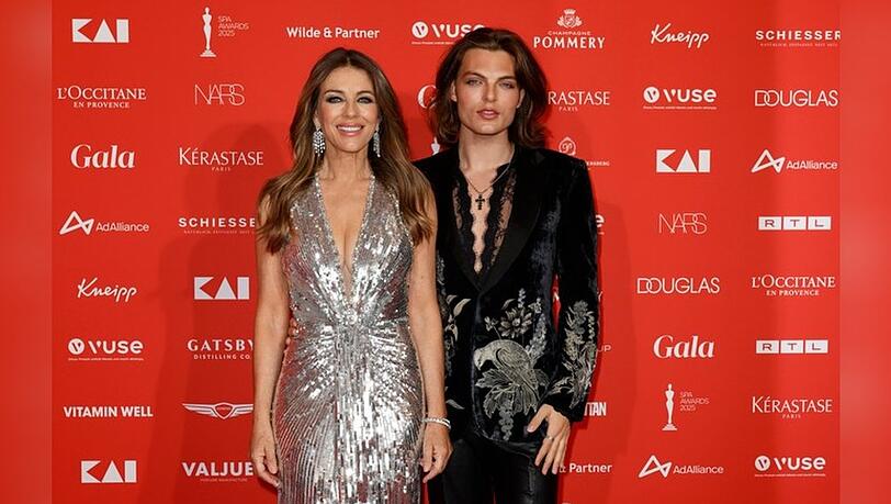 Liz Hurley und Sohn Damian posieren bei den Spa Awards. Liz Hurley und Sohn Damian posieren bei den Spa Awards.