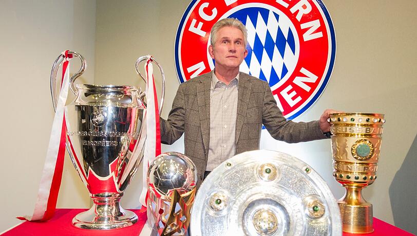 Der damalige Trainer des FC Bayern München Jupp Heynckes steht in der Allianz Arena vor den Pokalen. Der damalige Trainer des FC Bayern München Jupp Heynckes steht in der Allianz Arena vor den Pokalen.