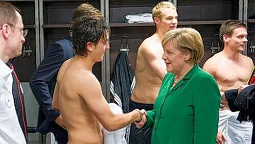 Gestatten, Merkel: Die Bundeskanzlerin stattete nach dem 3:0 in der EM-Qualifikation der Nationalelf einen Besuch in der Kabine ab, hier beglückwünschte sie Mesut Özil zu seiner famosen Leistung. Gestatten, Merkel: Die Bundeskanzlerin stattete nach dem 3:0 in der EM-Qualifikation der Nationalelf einen Besuch in der Kabine ab, hier beglückwünschte sie Mesut Özil zu seiner famosen Leistung.