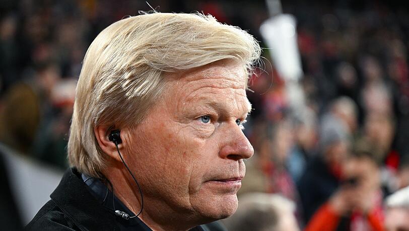 Oliver Kahn, Vorstandsvorsitzender der FC Bayern München AG, steht vor dem Spiel im Stadion. Oliver Kahn, Vorstandsvorsitzender der FC Bayern München AG, steht vor dem Spiel im Stadion.