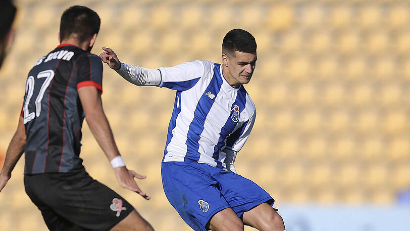 Der FC Bayern beobachtet Diogo Dalot vom FC Porto genau. Der 18-Jährige soll als Kimmich-Backup im Gespräch sein. Der FC Bayern beobachtet Diogo Dalot vom FC Porto genau. Der 18-Jährige soll als Kimmich-Backup im Gespräch sein.