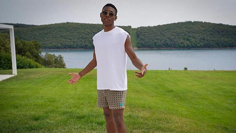 Sieht so aus, als würde David Alaba seinen Urlaub in Kirchberg in den Kitzbühler Alpen verbringen. Dort hat sich der Österreicher im Frühjahr ein rund 3,5 Millionen Euro teures und etwa 380 Quadratmeter großes Penthouse gekauft. Damit verlegte der aus Wien stammende Bayern-Profi seinen Hauptwohnsitz nach Tirol. Aufgrund einer speziellen Immobilien-Regelung ist es Alaba nicht erlaubt, die Wohnung nur im Urlaub zu benutzen. Sieht so aus, als würde David Alaba seinen Urlaub in Kirchberg in den Kitzbühler Alpen verbringen. Dort hat sich der Österreicher im Frühjahr ein rund 3,5 Millionen Euro teures und etwa 380 Quadratmeter großes Penthouse gekauft. Damit verlegte der aus Wien stammende Bayern-Profi seinen Hauptwohnsitz nach Tirol. Aufgrund einer speziellen Immobilien-Regelung ist es Alaba nicht erlaubt, die Wohnung nur im Urlaub zu benutzen.