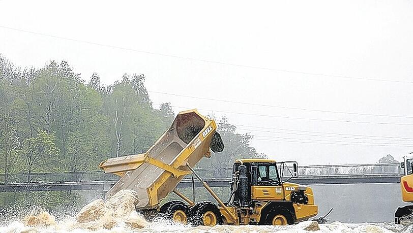 Schwerstarbeit: 15000 Tonen Steine werden an der gefährlichen Stelle in der Isar versenkt. Schwerstarbeit: 15000 Tonen Steine werden an der gefährlichen Stelle in der Isar versenkt.