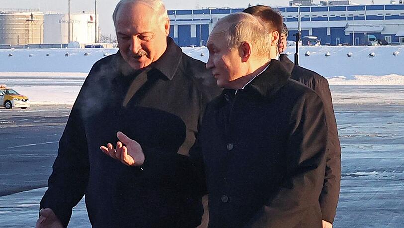Wladimir Putin (r) wird bei seiner Ankunft auf dem Flughafen von Minsk von Alexander Lukaschenko empfangen. Wladimir Putin (r) wird bei seiner Ankunft auf dem Flughafen von Minsk von Alexander Lukaschenko empfangen.