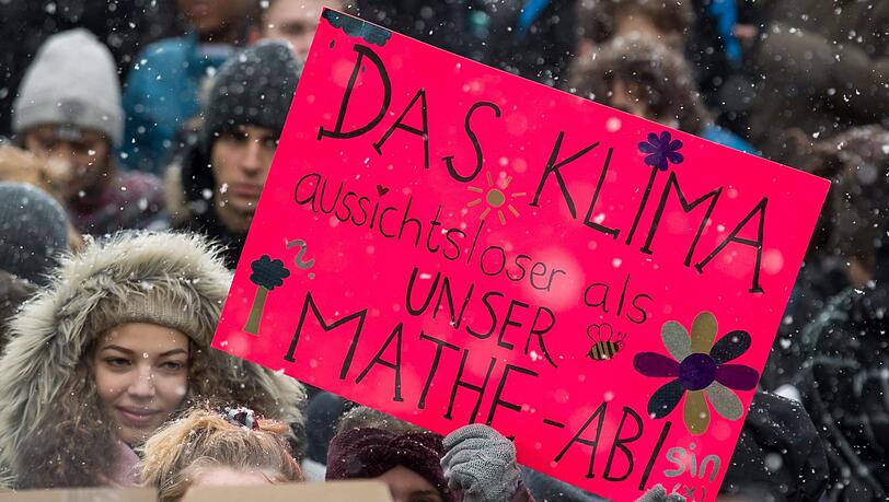 Auf der ganzen Welt demonstrieren Menschen für mehr Klimaschutz - doch die Politik hinkt hinterher. Auf der ganzen Welt demonstrieren Menschen für mehr Klimaschutz - doch die Politik hinkt hinterher.