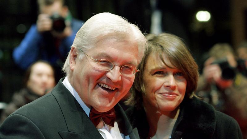 Steinmeier nimmt politische Auszeit – Aus Liebe zu seiner Frau Steinmeier nimmt politische Auszeit – Aus Liebe zu seiner Frau